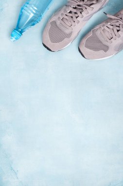 Gri spor ayakkabı. Yukarıdan görüntülemek