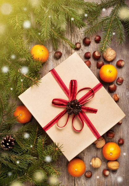 Χριστουγεννιάτικη σύνθεση με ένα κιβώτιο δώρων — Φωτογραφία Αρχείου