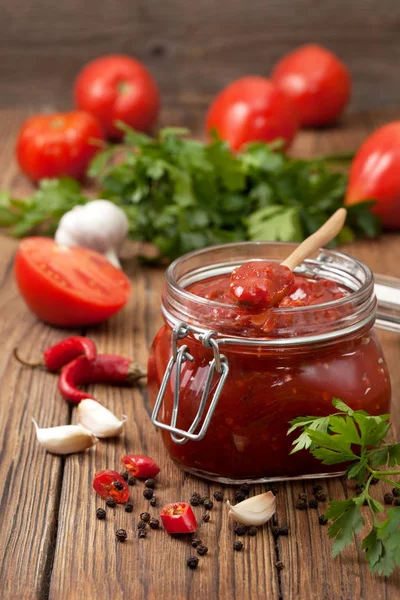 Cam kavanozda domates sosu