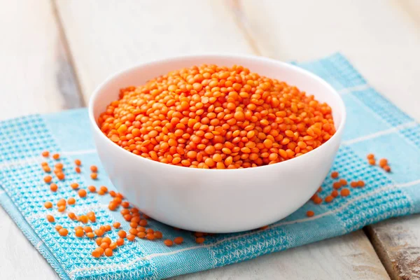 Beyaz kasede kırmızı mercimek 