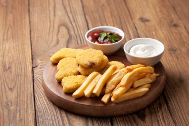 tavuk nuggets ve patates kızartması