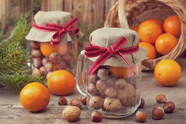 De gift van Kerstmis met noten en mandarijnen — Stockfoto