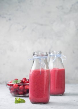 Smoothies kızılcık cam şişelerde