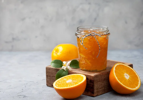 ガラス瓶のオレンジジャム — ストック写真