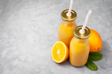 portakal suyu cam şişelerde