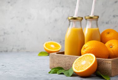 portakal suyu cam şişelerde