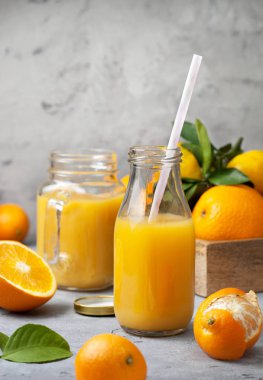 portakal suyu cam şişelerde