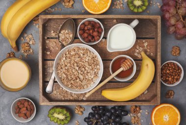 Sağlıklı bir kahvaltı için malzemeler.