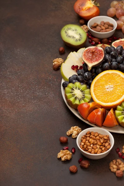 Блюдо со свежими фруктами и орехами — стоковое фото