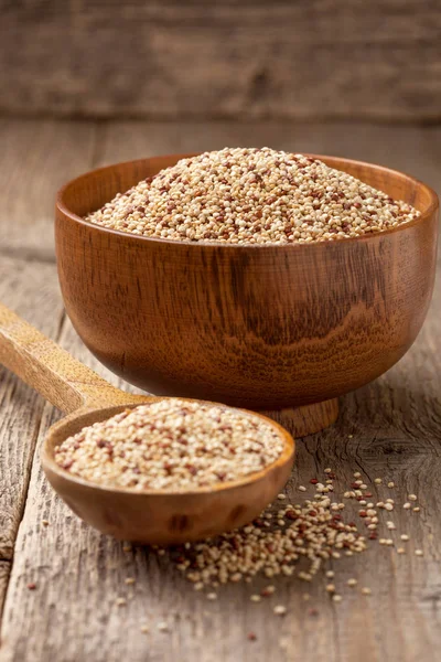 Quinoa in einer Schüssel aus Holz — Stockfoto