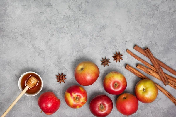 Apel dan tongkat kayu manis — Stok Foto