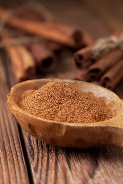 Kaşığı tarçın zemin