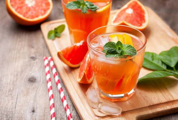 Cóctel de pomelo en vasos — Foto de Stock