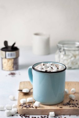 Marşmelovlu sıcak çikolata