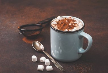 Marşmelovlu sıcak çikolata