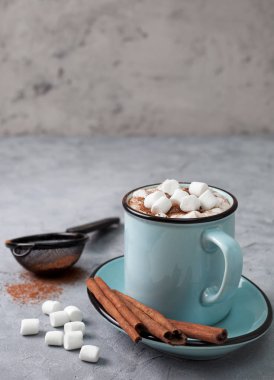 Marşmelovlu sıcak çikolata