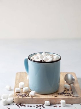 Marşmelovlu sıcak çikolata