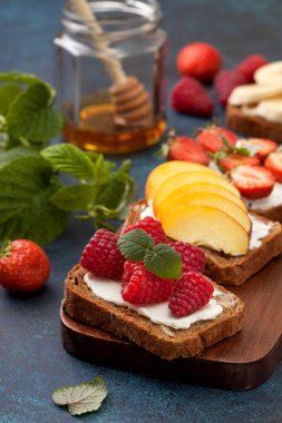 Tost krem peynir ve taze çilek ile 