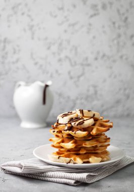 Waffle muz ve çikolata ile 