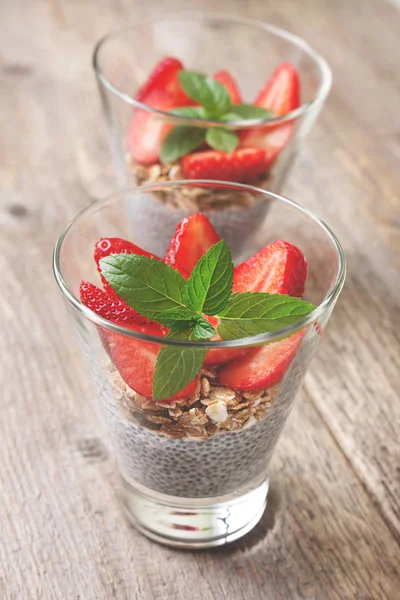 Aardbeien, Chia pudding en muesli — Stockfoto