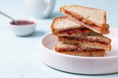 Fıstık ezmesi ve reçel tost 