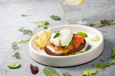 sandviç somon ve yumurta ile