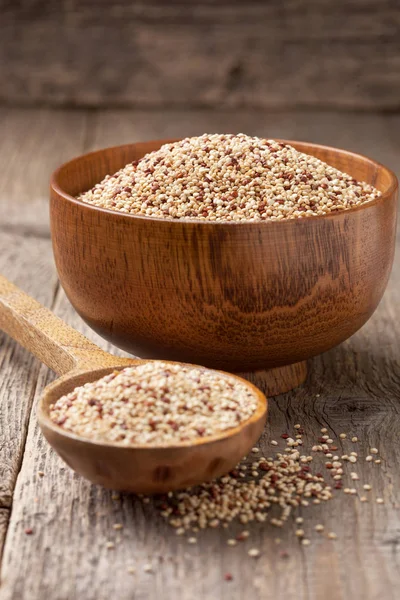 Quinoa σε ένα ξύλινο μπολ — Φωτογραφία Αρχείου