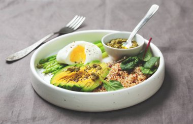 diyet kahvaltı quinoa ve sebze ile