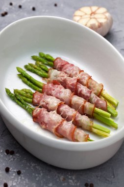 Pişmiş kuşkonmaz pastırma ile 