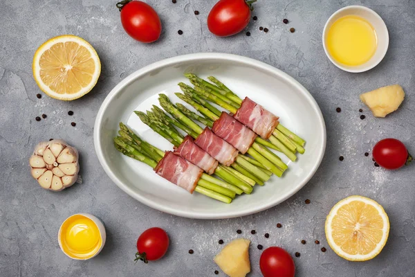 Asparagus hijau segar dengan bacon — Stok Foto