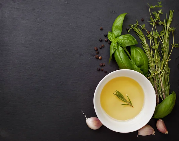 Olive oil and herbs — Stock Photo, Image