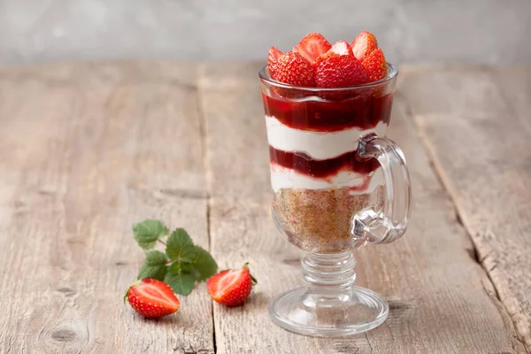 Tarta de queso con fresas —  Fotos de Stock