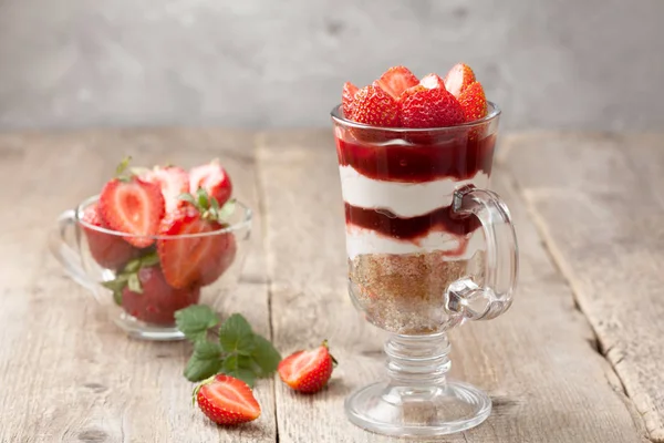 Tarta de queso con fresas —  Fotos de Stock