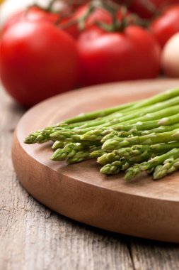 taze kuşkonmaz ve domates