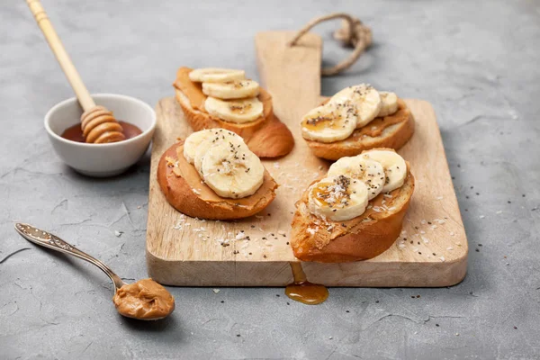 Бутерброд с арахисовым маслом, банан — стоковое фото