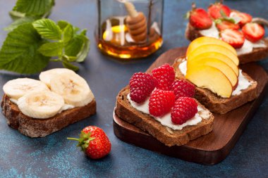 Tost krem peynir ve taze çilek ile 