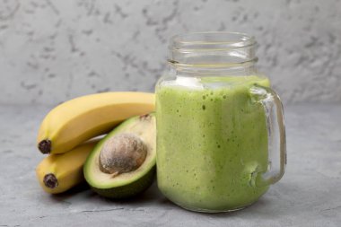 Smoothies avokado muz
