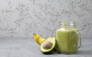 Smoothies avokado muz 