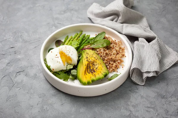 Dieta śniadanie z quinoa i warzywa — Zdjęcie stockowe