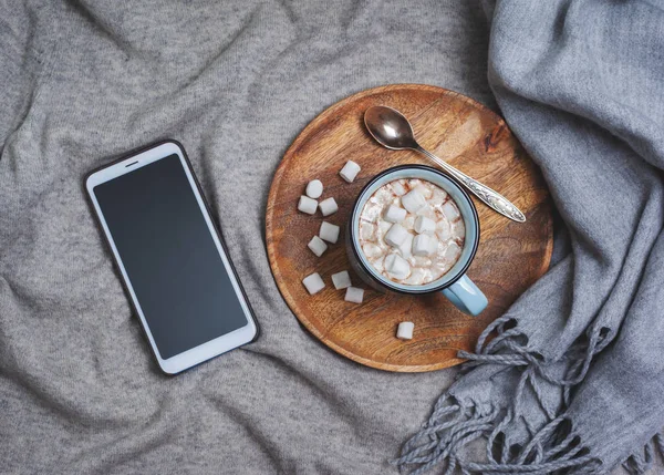 Bir fincan kremalı sıcak çikolata.