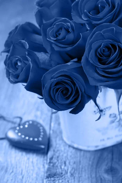 Boeket van rode rozen afgezwakt in blauwe klassieke kleur — Stockfoto