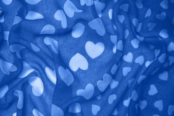 Stoffhintergrund mit Herzen in klassischer blauer Farbe getönt — Stockfoto