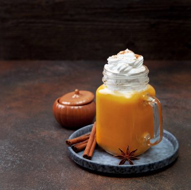 Kabak püresi, baharatlı latte.