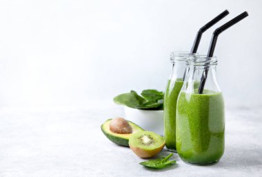 Yeşil smoothie cam şişelerde