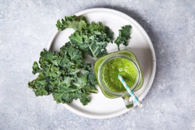 Cam kavanozda lahana püresi.