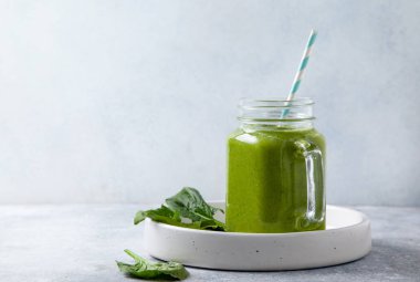 Cam şişede ıspanaklı smoothie. 