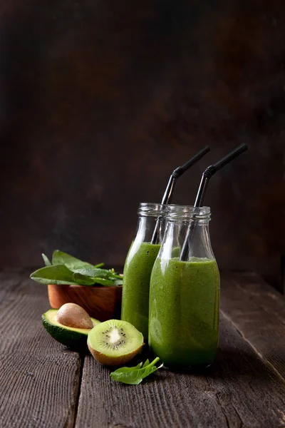 Batido de espinacas en botellas de vidrio —  Fotos de Stock