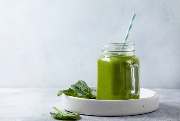 Batido de espinacas en botella de vidrio —  Fotos de Stock