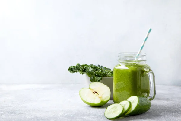 Batido de col rizada en un frasco de vidrio —  Fotos de Stock