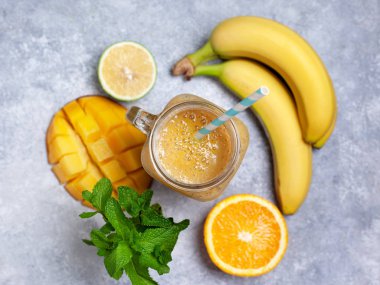 Cam kavanozda smoothie mango